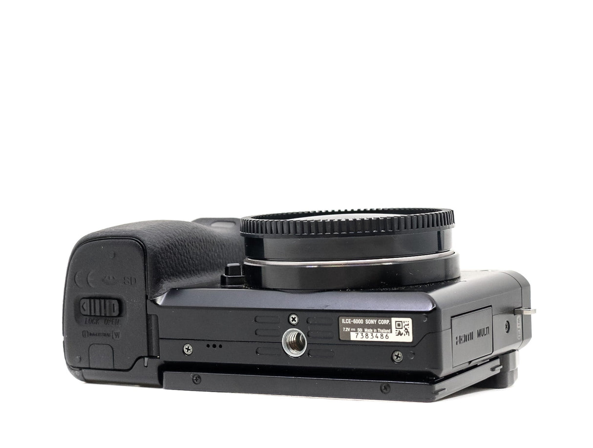 Sony Alpha A6000 - segunda mano - excelente estado - detalle 2 de 4 - SKU 3790417 - Camera Market