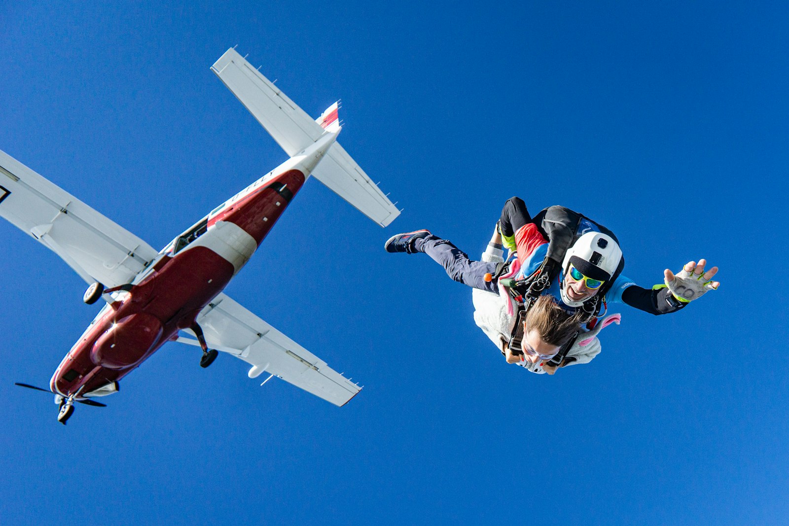Salto en tándem saliendo de la avioneta con la cámara en el casco