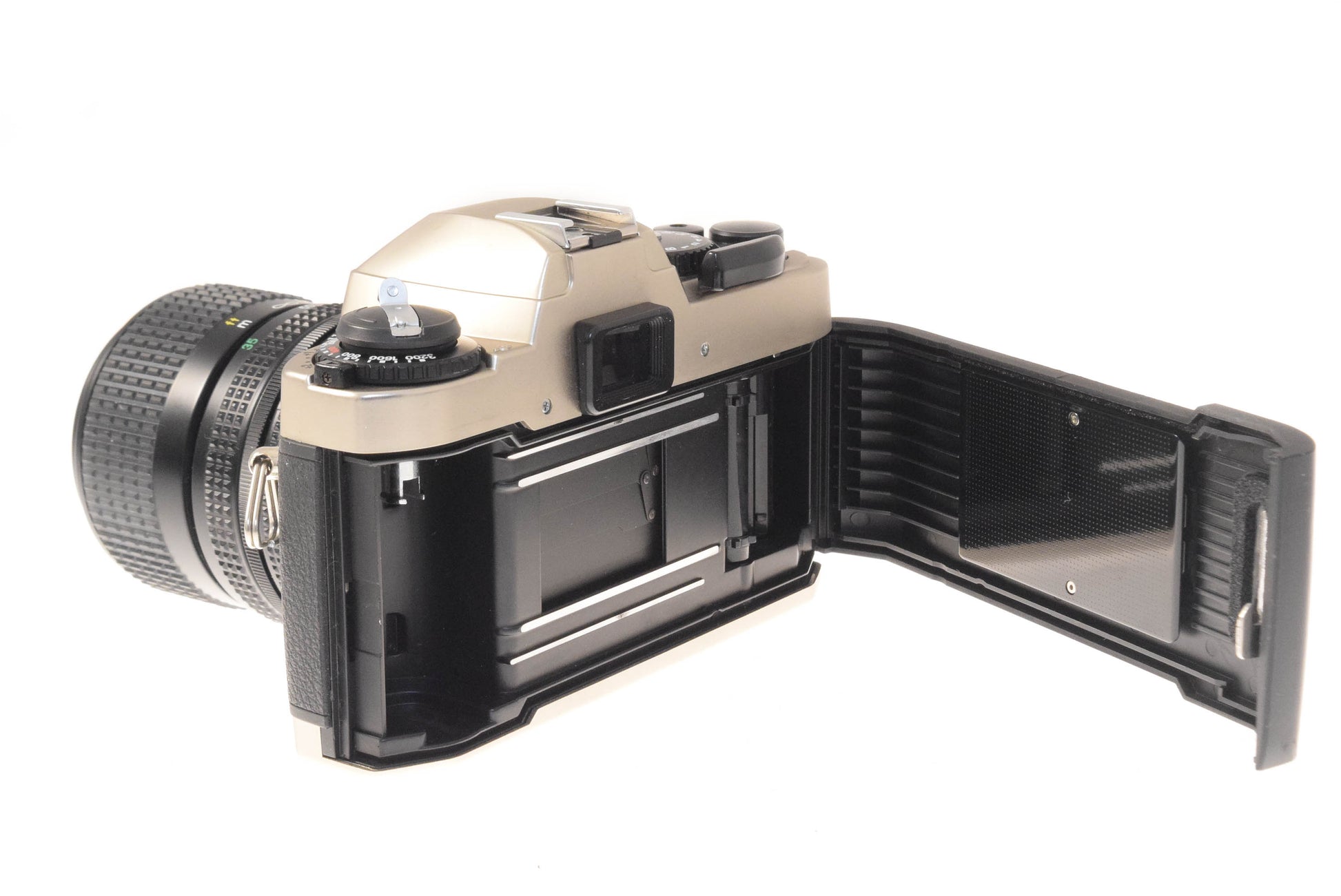 ○ Nikon ニコン FE10 + Zoom-NIKKOR 35-70mm F3.5-4.8 MF一眼レフ ズーム