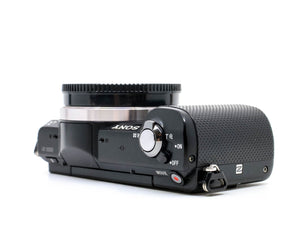 Sony Alpha A5000 - segunda mano - excelente estado - detalle 3 de 4 - SKU 3708790 - Camera Market