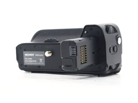 NEEWER VG-C2EM Battery Grip